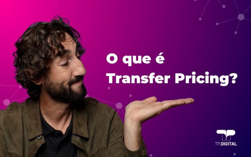 homem entusiasmado estendendo a mão segurando a frase " o que é transfer pricing"
